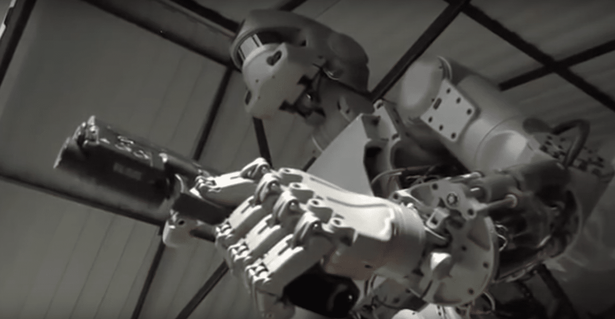 El robot que sabe disparar y quieren enviar a la Estación Espacial Internacional