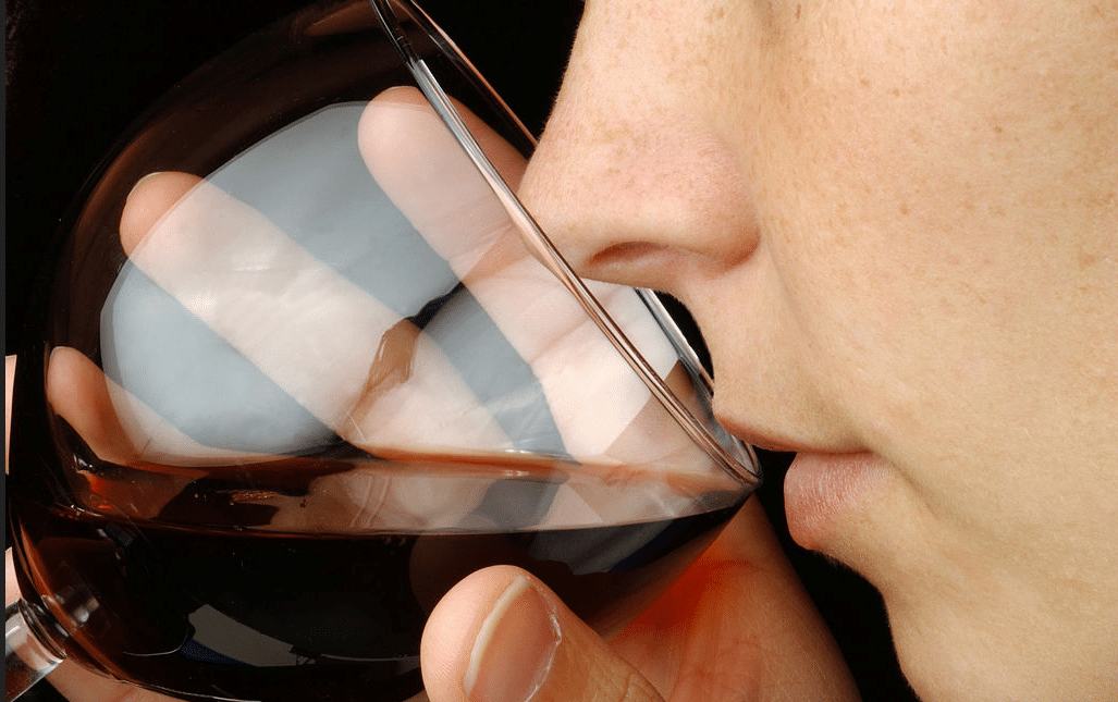 El vino, nuevo aliado de los dentistas