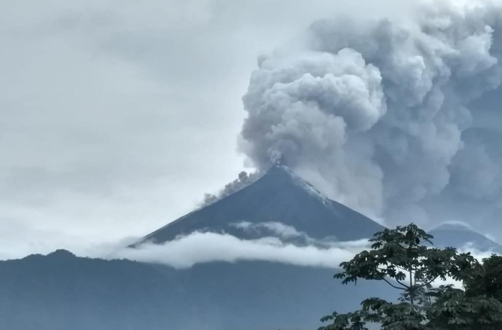 El Volcán de Fuego, el más activo de Centroamérica, ha vuelto a entrar en erupción