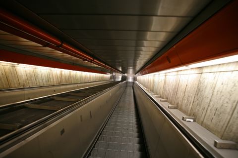 Impactantes imágenes del desplome de una escalera mecánica en el Metro de Roma