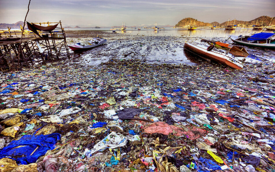 En 2050 habrá más plástico que peces en los mares