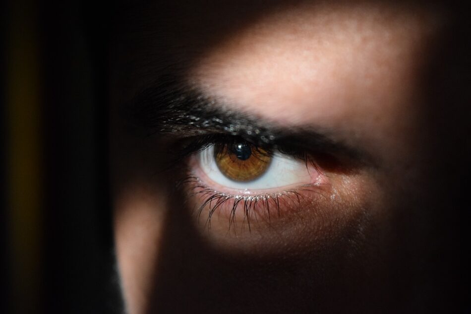 Encuentran 27 lentillas en el ojo de una mujer
