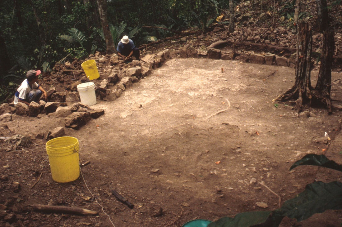 Encuentran flechas mayas con restos de sangre