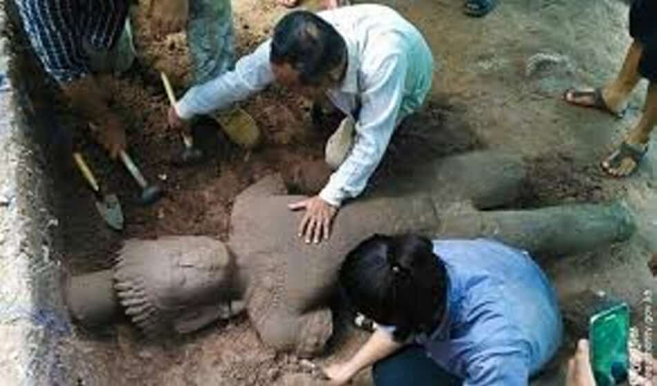 Encuentran la estatua de un coloso en Angkor
