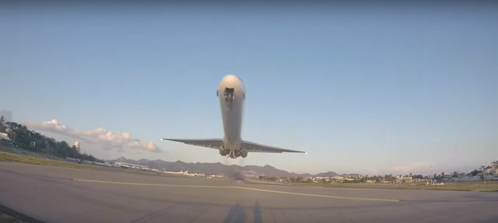 Espectacular vídeo del despegue de un avión en el aeropuerto Princesa Juliana 1 espectacular video del despegue de un avion en el aeropuerto princesa juliana Espectacular vídeo del despegue de un avión en el aeropuerto Princesa Juliana
