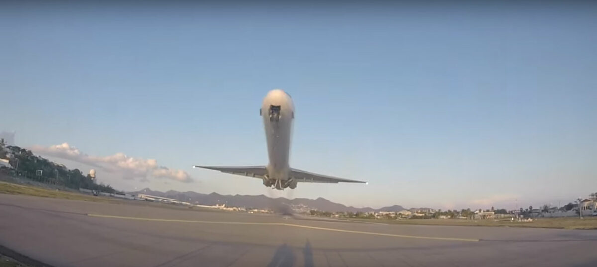 Espectacular vídeo del despegue de un avión en el aeropuerto Princesa Juliana