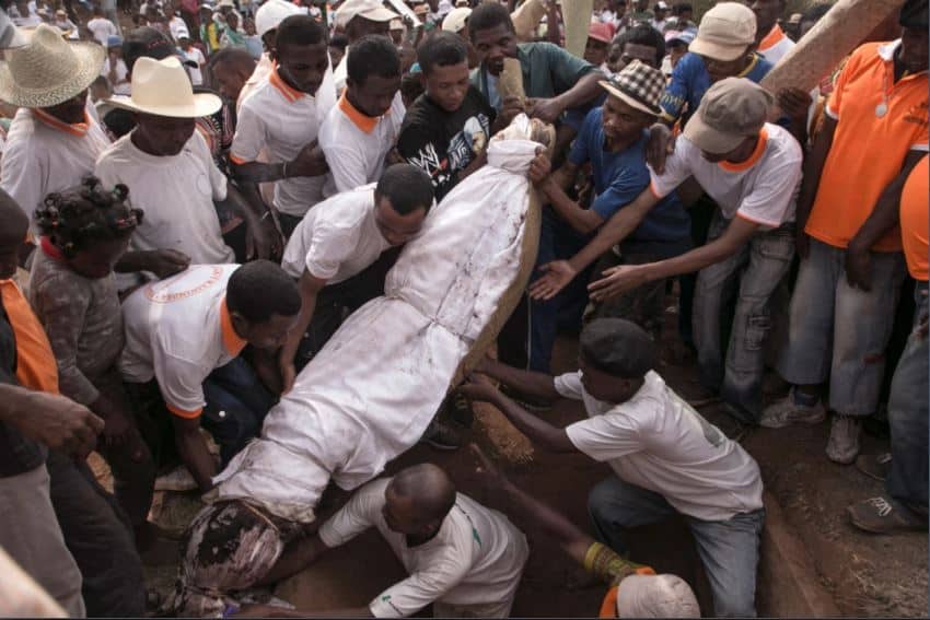 ¿Esta tradición funeraria incrementa los casos de peste en Madagascar?