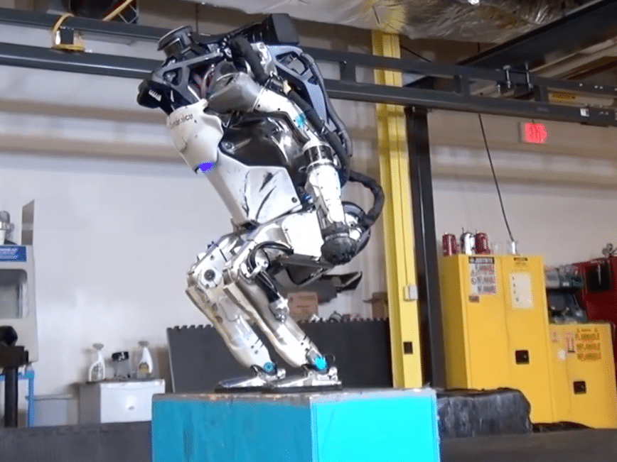 Este es Atlas, el primer robot humanoide capaz de dar volteretas en el aire