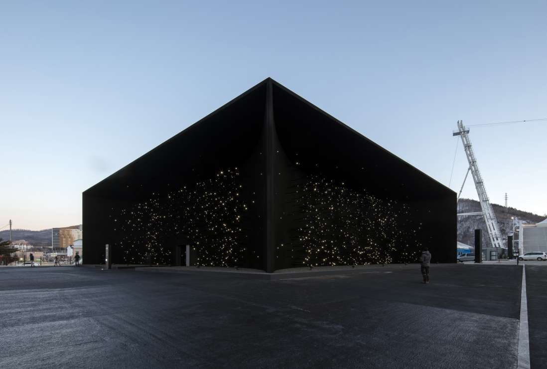 Este pabellón para los juegos de invierno de Corea es el edificio más oscuro del mundo