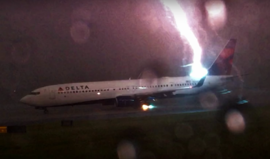 Esto ocurre cuando un rayo cae en un avión 1 esto ocurre cuando un rayo cae en un avion Esto ocurre cuando un rayo cae en un avión