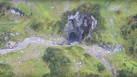 Descubren una cueva nunca vista por el ser humano