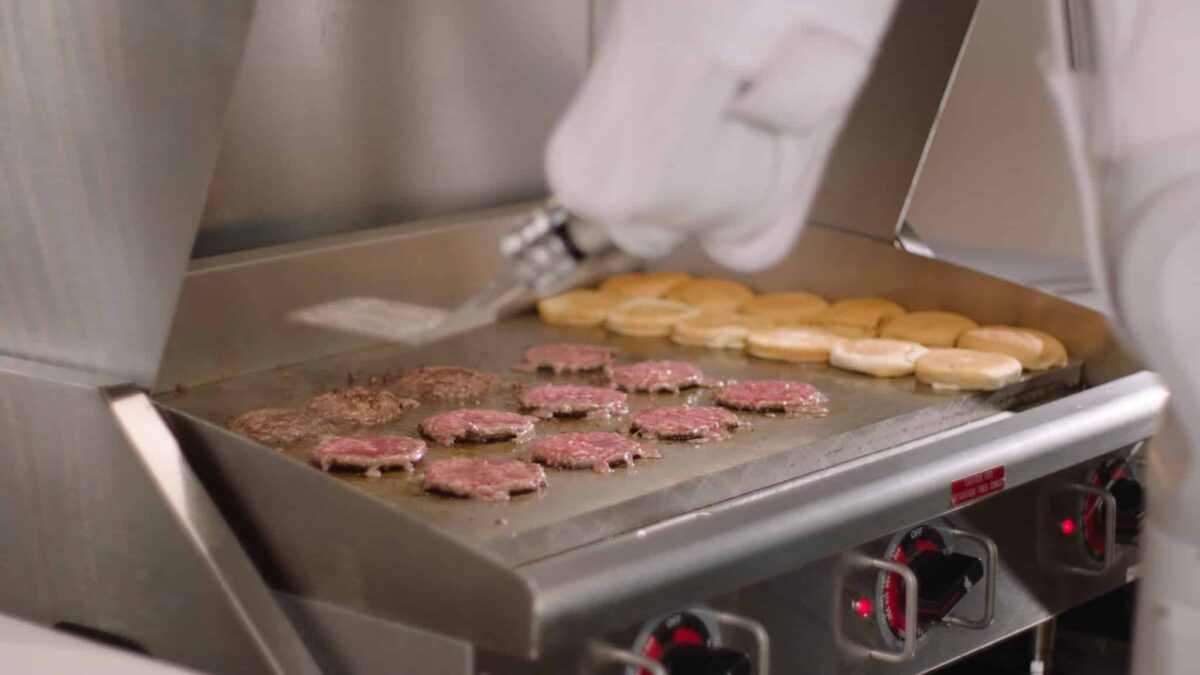 Flippy, el robot cocinero que fríe las hamburguesas por ti… incluso limpia la plancha
