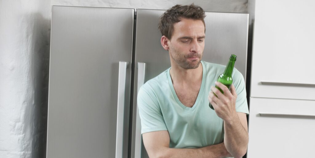 11 cosas que dejarían de existir si se agota el CO2... empezando por la cerveza 1 germany man holding beer bottle and standing in royalty free image 106353286 1538593908 11 cosas que dejarían de existir si se agota el CO2... empezando por la cerveza
