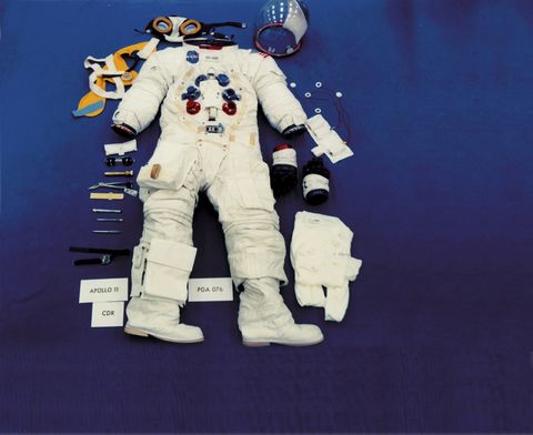El traje de Armstrong que estuvo en la Luna se desintegra
