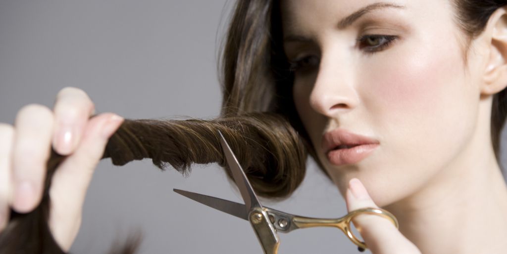 ¿Cómo puedes cortarte el pelo a ti mismo en 4 pasos?