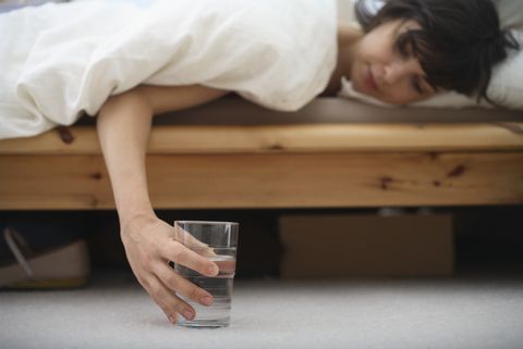 Dormir pocas horas produce deshidratación