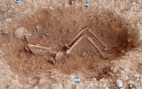 Hallan la tumba de una mujer del siglo V enterrada con su bebé