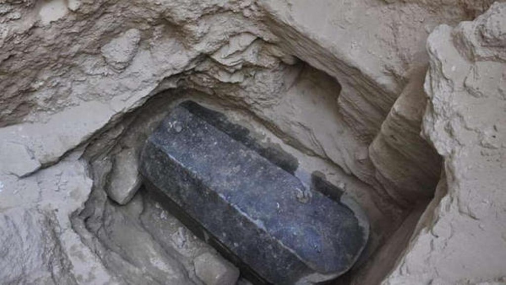 Han abierto el misterioso sarcógago gigante encontrado en Egipto. ¿Qué había dentro?