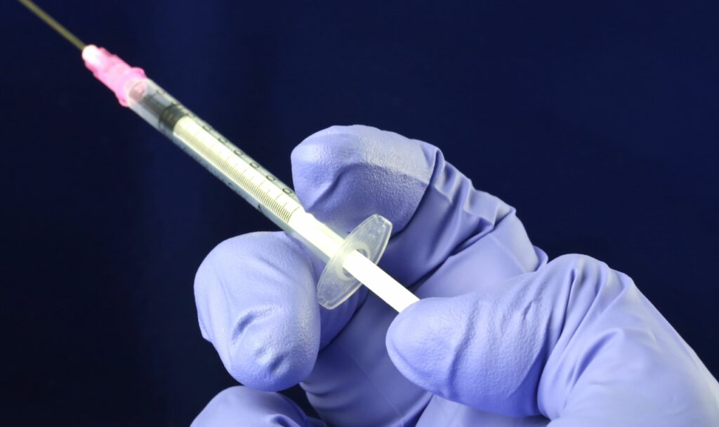 ¿Podremos decir adiós a las biopsias? 1 health worker prepares a hypodermic needle with royalty free image 628148204 1554288705 ¿Podremos decir adiós a las biopsias?