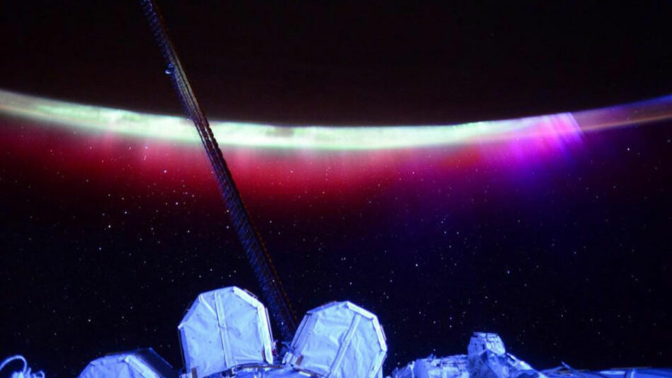 Impresionante time-lapse de una aurora roja tomada desde la ISS