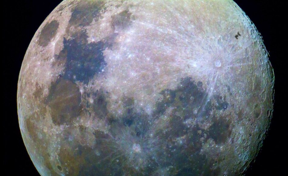 Increíble fotografía de la ISS pasando sobre la Luna