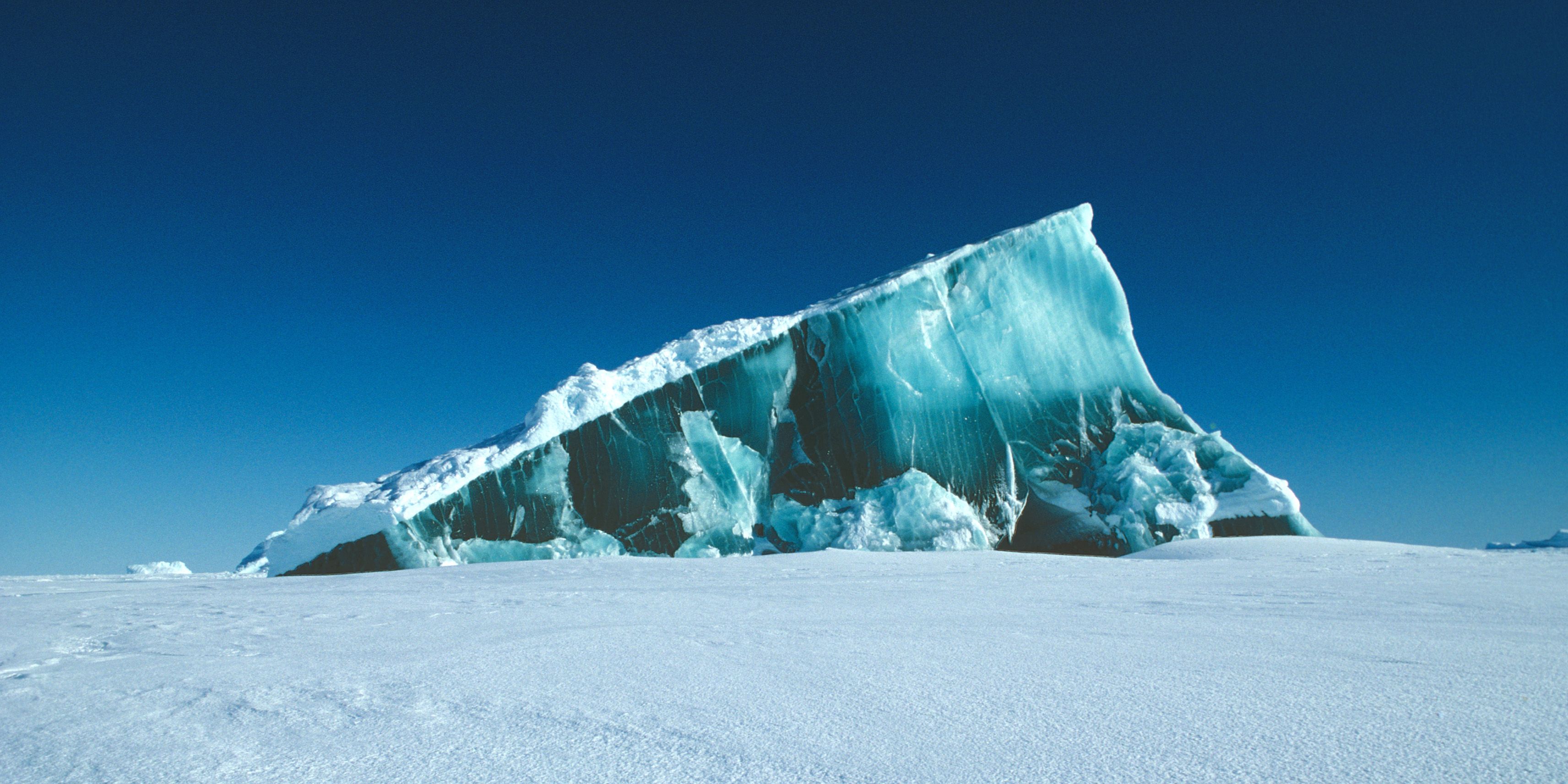 ¿Cuál es el misterio tras los icebergs turquesa de la Antártida?
