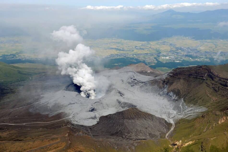Japón en alerta por dos volcanes