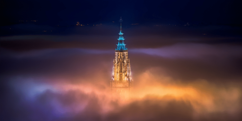La catedral de Toledo envuelta en la niebla y otras 8 fotos que te dejarán en estado de shock