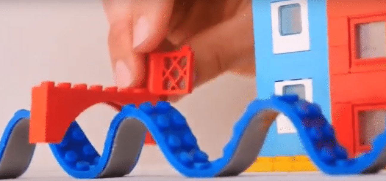 La cinta adhesiva de LEGO que te permite construir sobre cualquier superficie