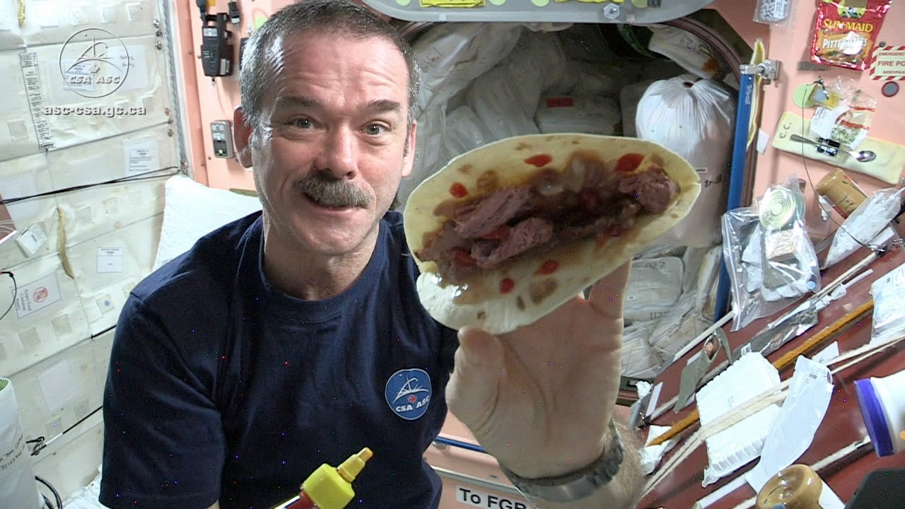 La comida de los astronautas flota en sus estómagos