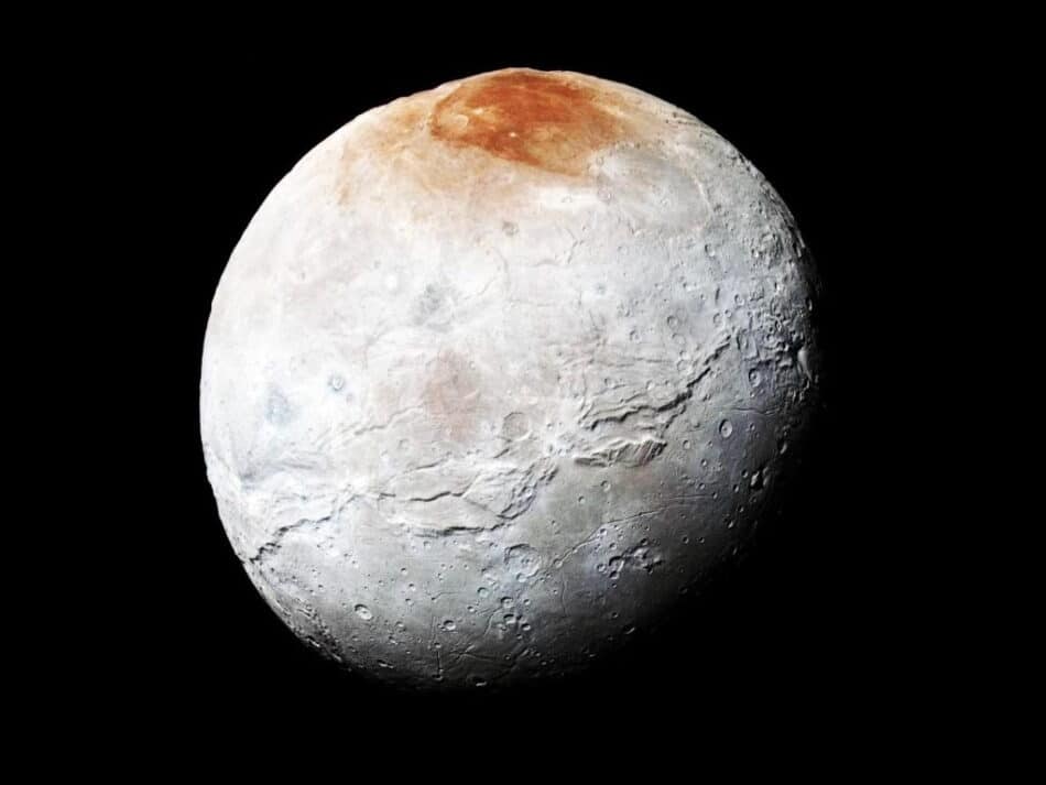 La extraña mancha roja en la luna de Plutón