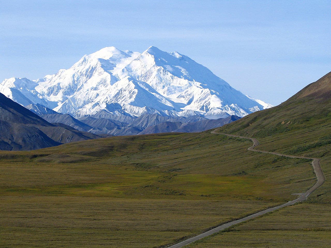 La montaña más alta de América del Norte está llena de heces humanas