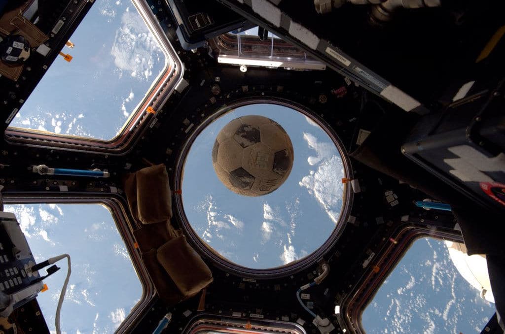 La pelota que sobrevivió al accidente del Challenger ya está en el espacio