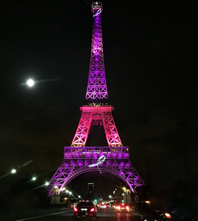 La Torre Eiffel se tiñe de rosa