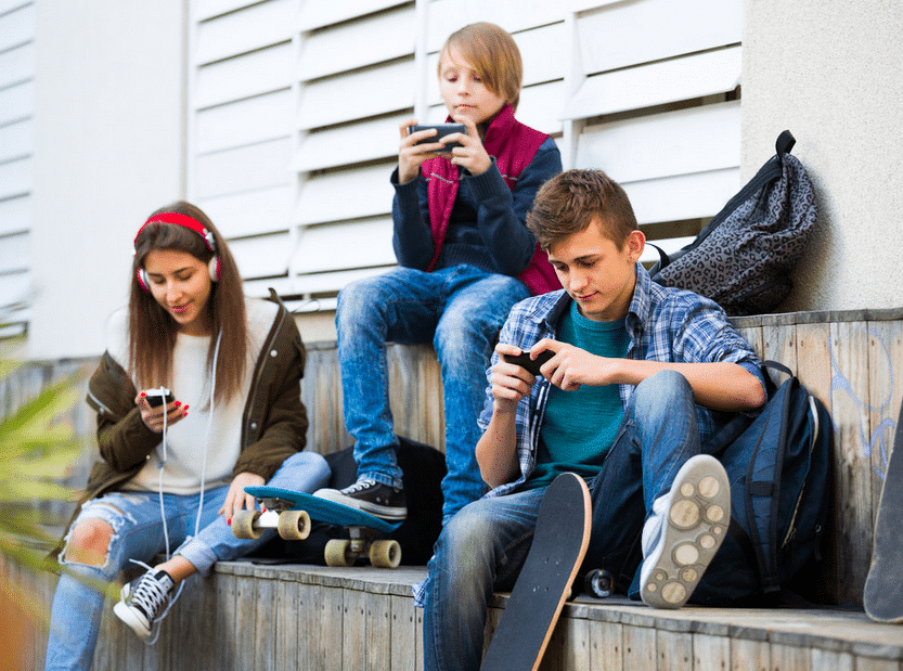 Los adolescentes que más usan el móvil no son felices