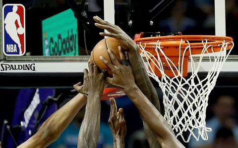 Los jugadores de la NBA encestan menos canastas después de usar twitter