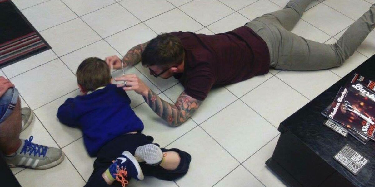 Maravillosa empatía de un peluquero con un niño autista