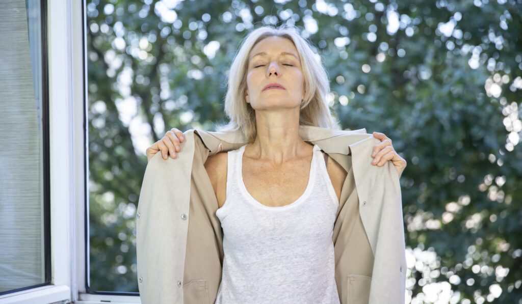 Menopausia y alzhéimer. ¿Dónde está es el riesgo? 1 menopausal woman having a hot flush royalty free image 1131521152 1554373645 Menopausia y alzhéimer. ¿Dónde está es el riesgo?