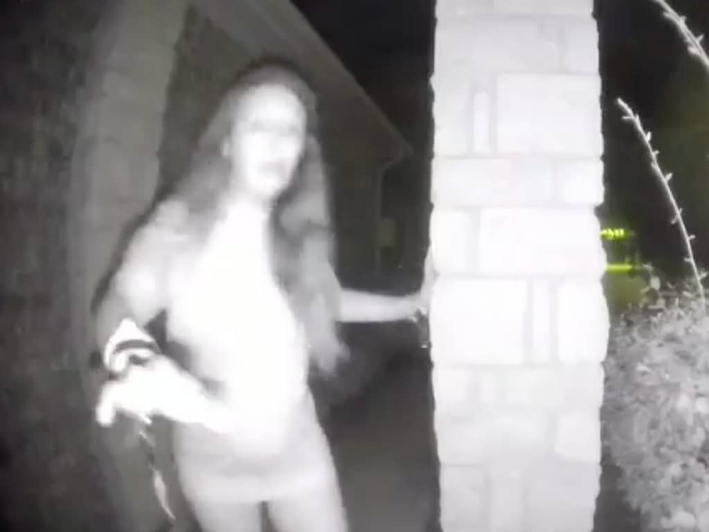 Misterio en Texas. ¿Quién es la mujer semidesnuda y con grilletes que llama a las puertas de noche?