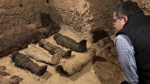 Hallan doce momias de niños en un laberinto egipcio
