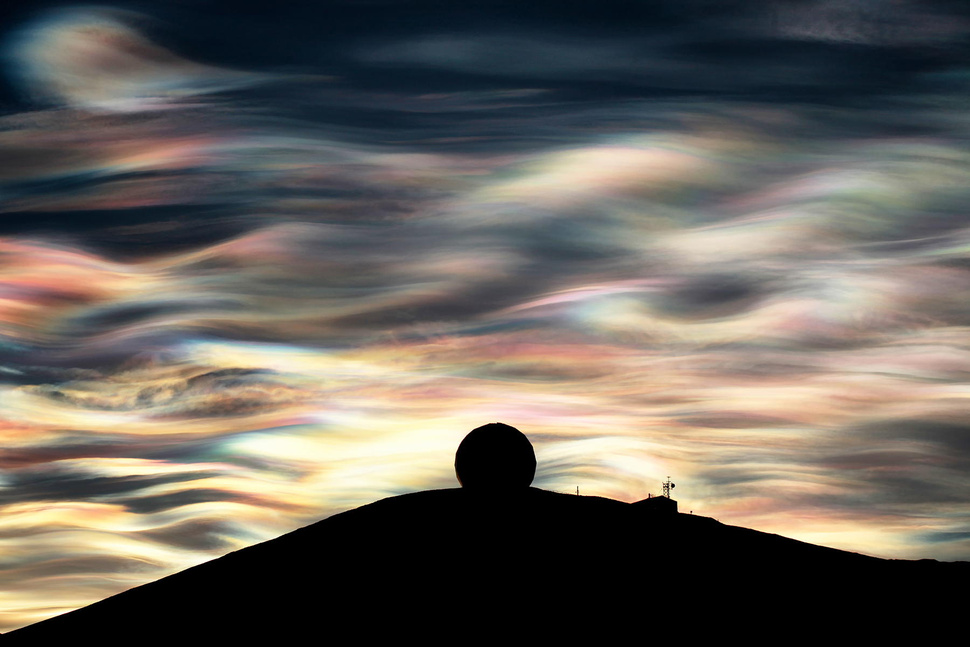 Nubes nacaradas brillan sobre la Antártida
