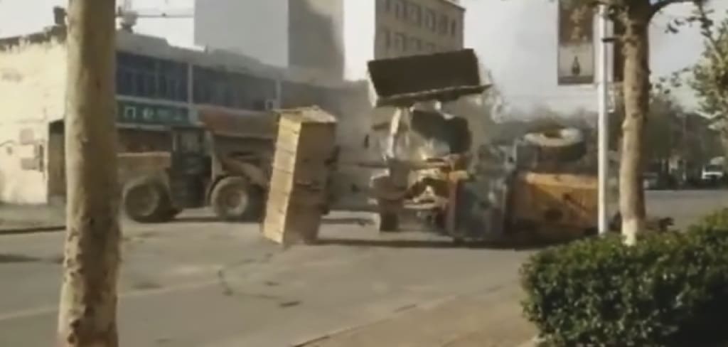 Obreros chinos se pelean con bulldozers