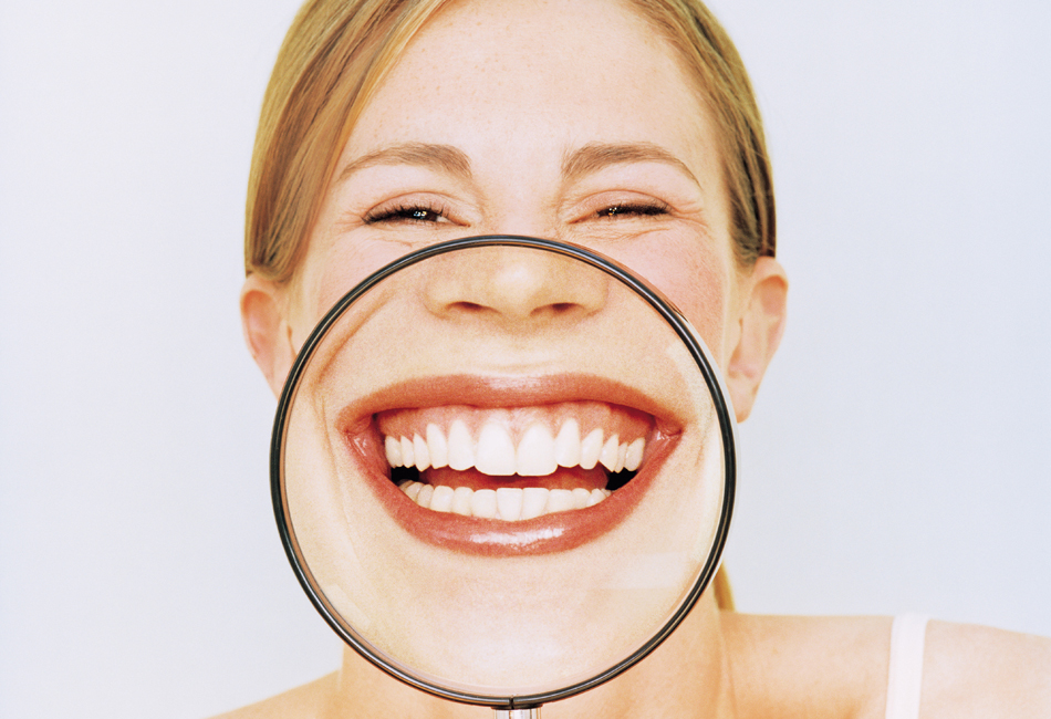 ¿Por qué enseñamos los dientes cuando sonreímos?