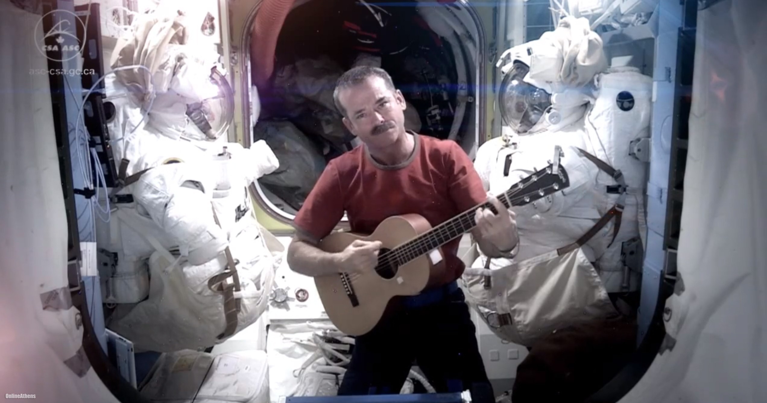 ¿Por qué es tan complicado tocar la guitarra en el espacio?