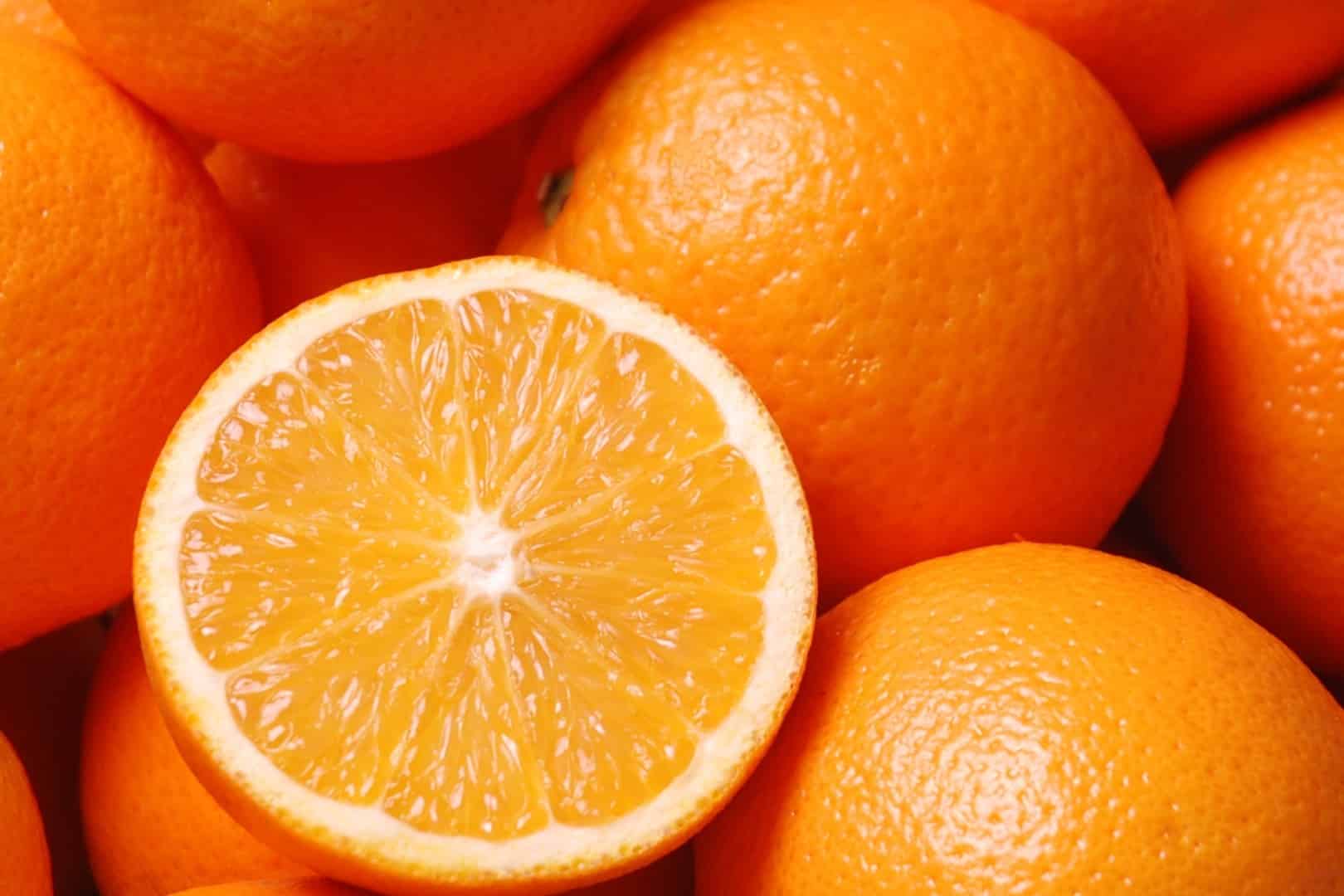 ¿Por qué es una misión imposible pelar una naranja sin mancharte?