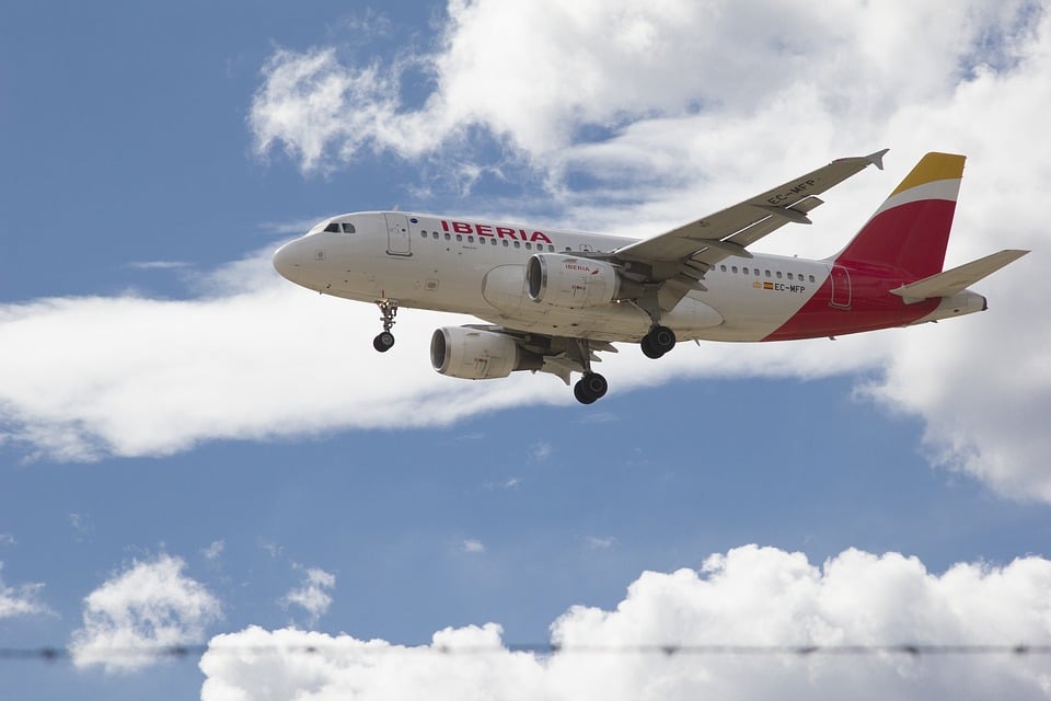 ¿Por qué los aviones deben liberar parte de su combustible antes de un aterrizaje de emergencia?