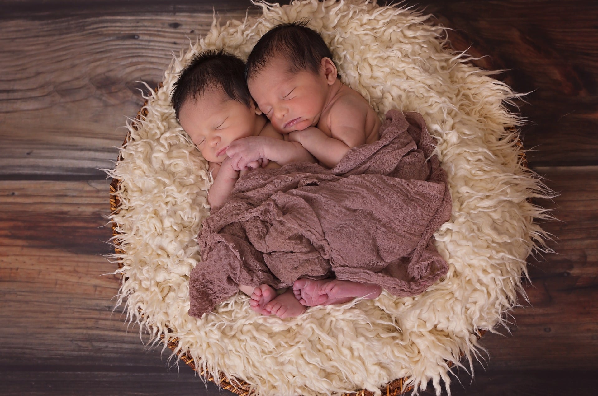 ¿Por qué los bebés deben dormir con sus padres los primeros seis meses?