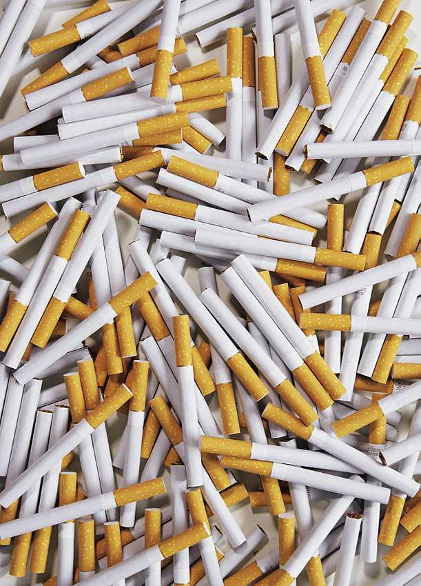 ¿Por qué los cigarrillos se sacan a golpecitos?