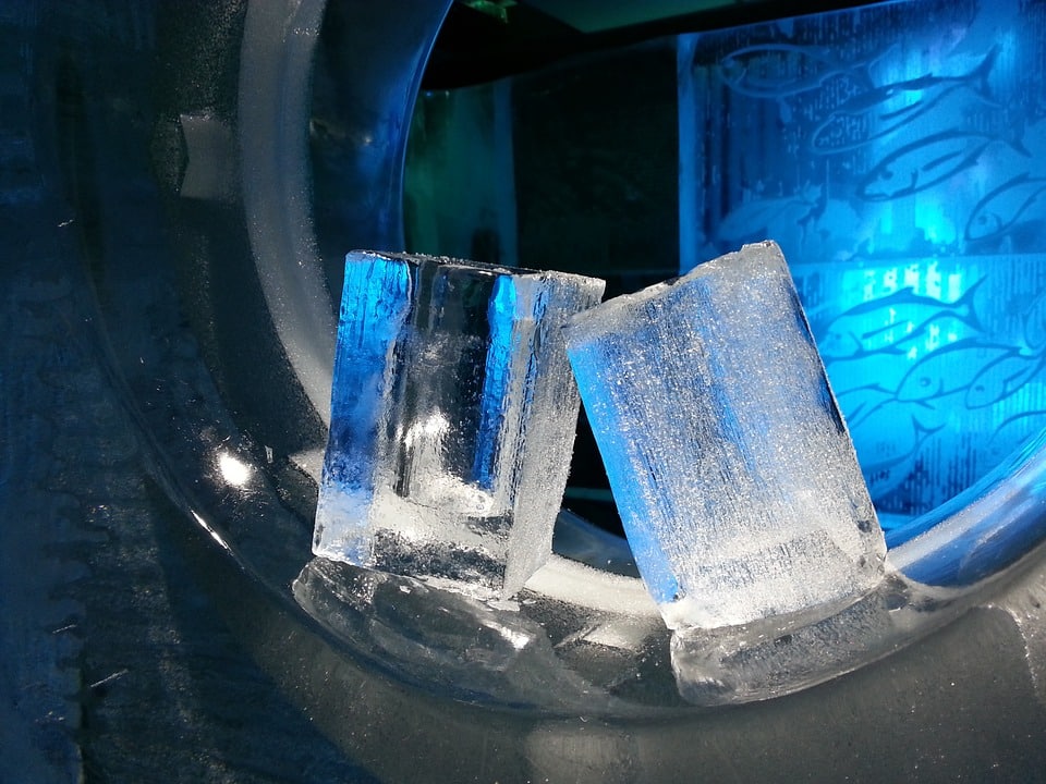 ¿Por qué algunos cubitos de hielo se ven blancos y otros transparentes?