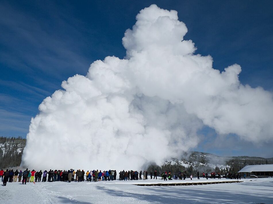 ¿Por qué los géiseres de Yellowstone escupen nieve?